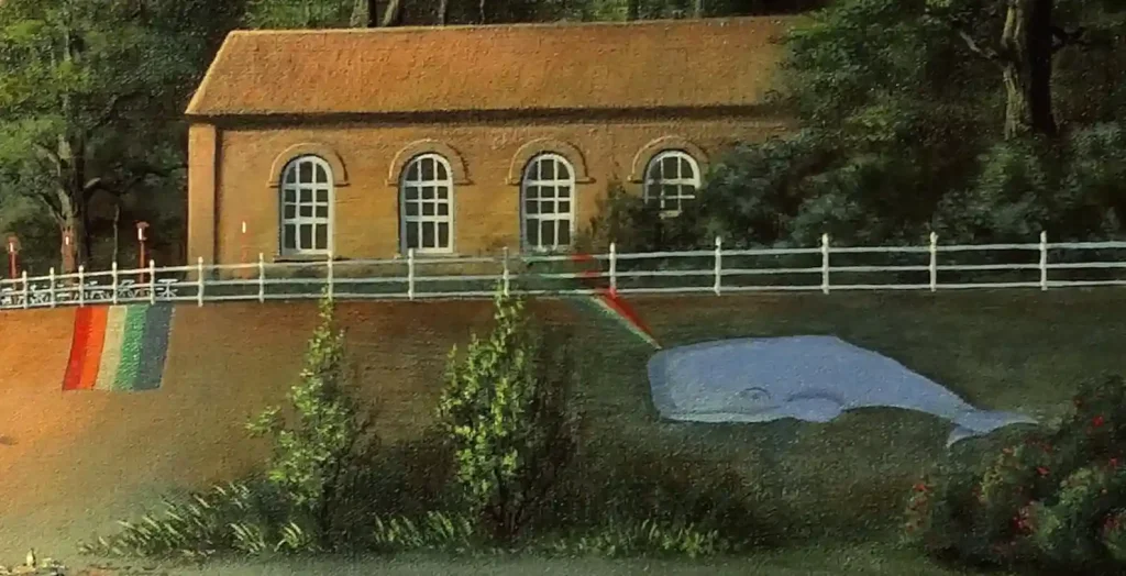 Kunst in Dangast: K&uuml;nstlerisches Backsteingeb&auml;ude mit Wal-Motiv als beliebtes Ausflugsziel bei einer Radtour im Ammerland.