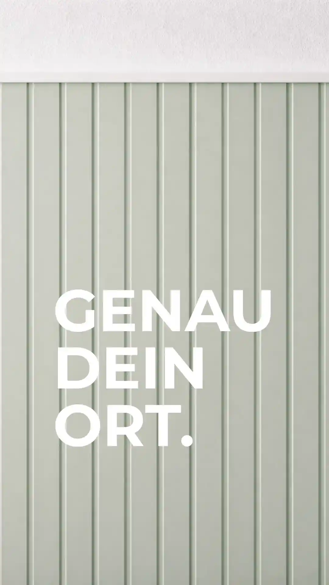 Ferienhaus Ammerland privat mieten: Stilvolle Landhaus-Wandpaneele in Gr&uuml;n mit dem Text &bdquo;Genau Dein Ort&ldquo;.