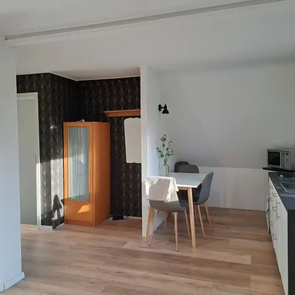 Ferienwohnung Rastede: Vollausgestattete moderne Küche mit Essplatz für Selbstversorger im Ammerland.