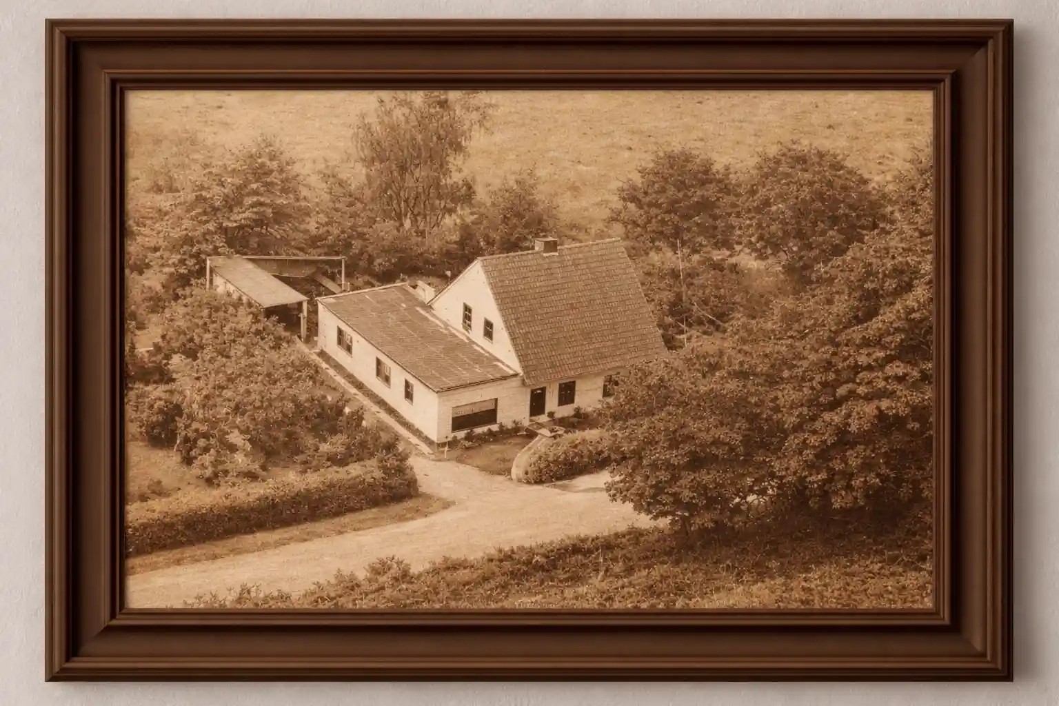 Urlaub im Ammerland: Historisches Foto des Ferienhauses &bdquo;Hahn im Gr&uuml;n&ldquo; in einem massiven Holzrahmen.